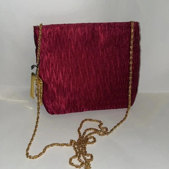 Beautiful clutch purse with gold/bronze shoulder chain. - Picture 2 of 3